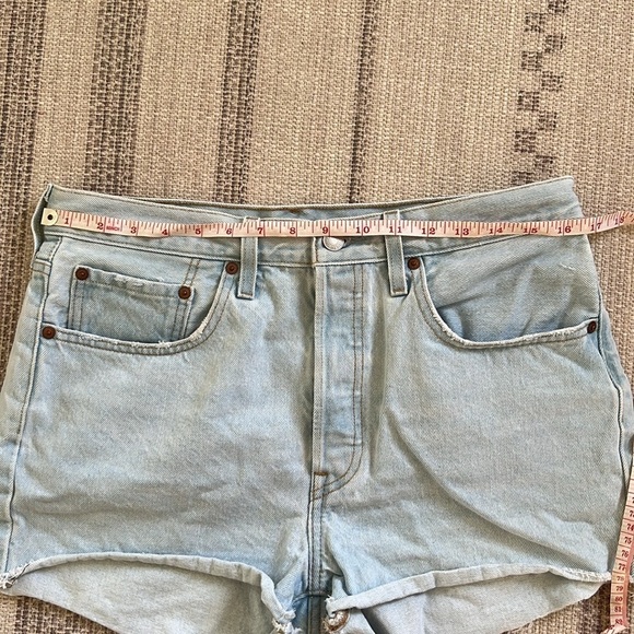 Levi’s 501 Light Wash Jean Shorts - Picture 5 of 6